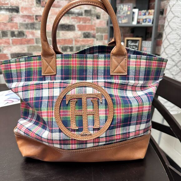 Tommy Hilfiger Handbags - Tommy Hifigler Plain Logo Purse with magnetic snap closure